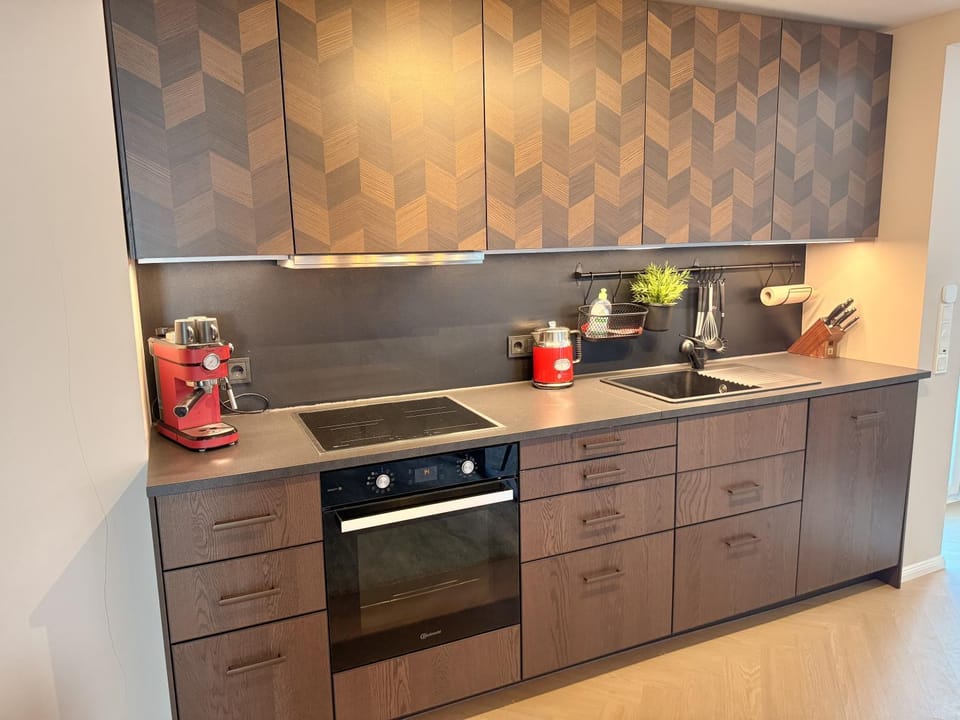 Coffee/tea facilities, Kitchen or kitchenette, stove