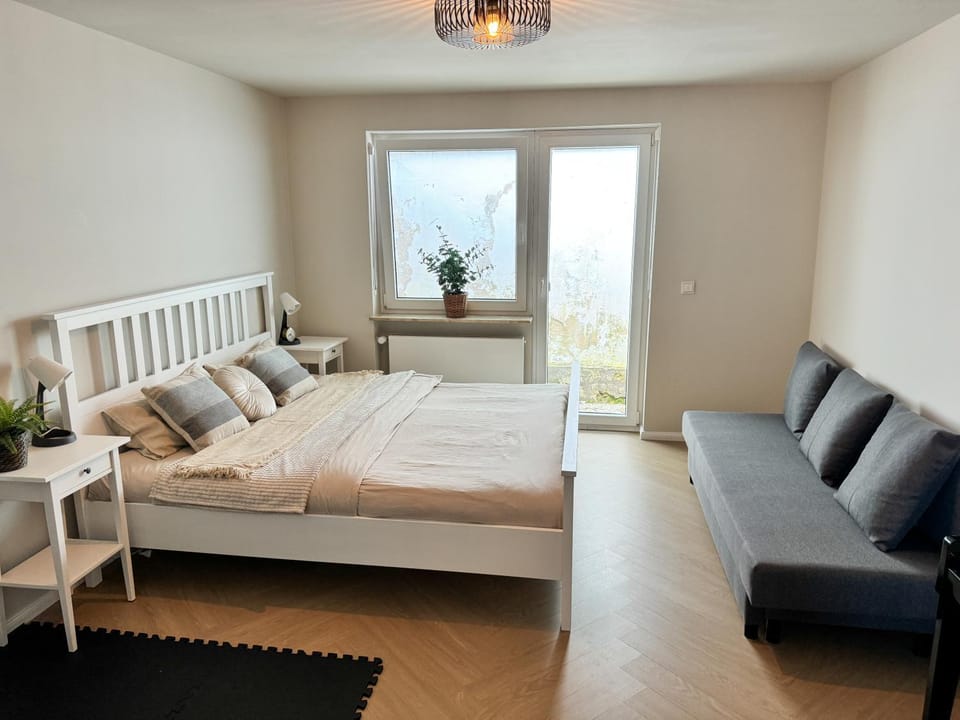 Bed, Photo of the whole room, Seating area, Bedroom
