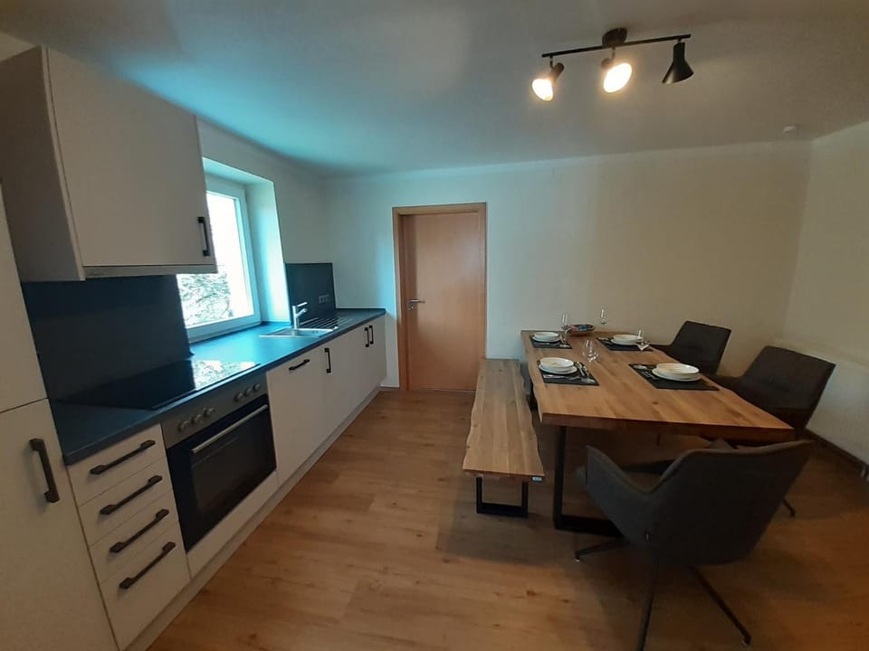Kitchen or kitchenette, Dining area