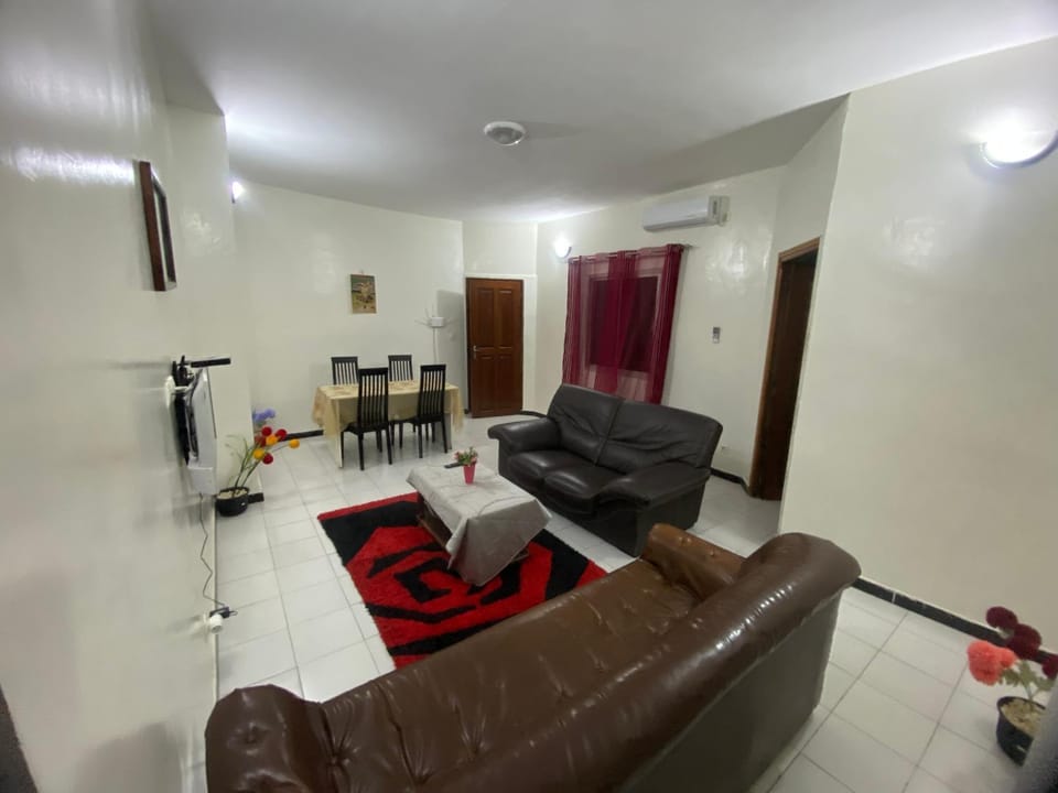 Communal lounge/ TV room, TV and multimedia, Living room, Seating area, Dining area