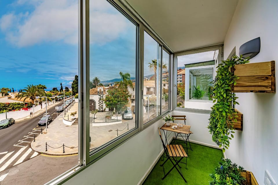 Balcony/Terrace, Landmark view, Mountain view, Street view