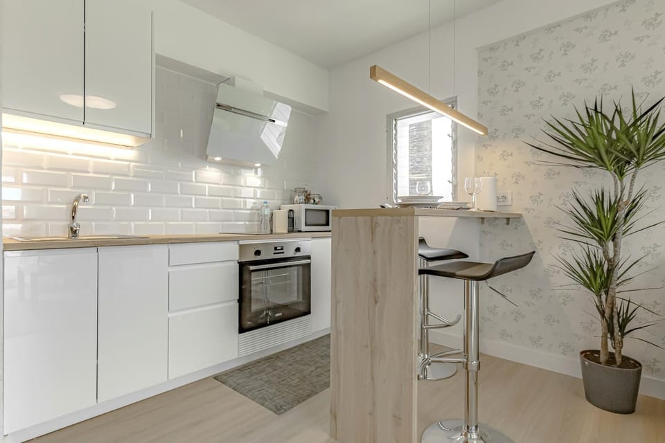 Dining area, pet friendly, kitchen