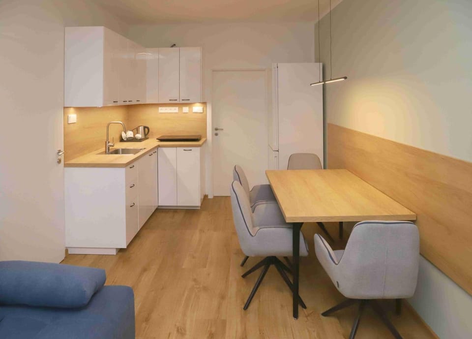 Kitchen or kitchenette, Dining area