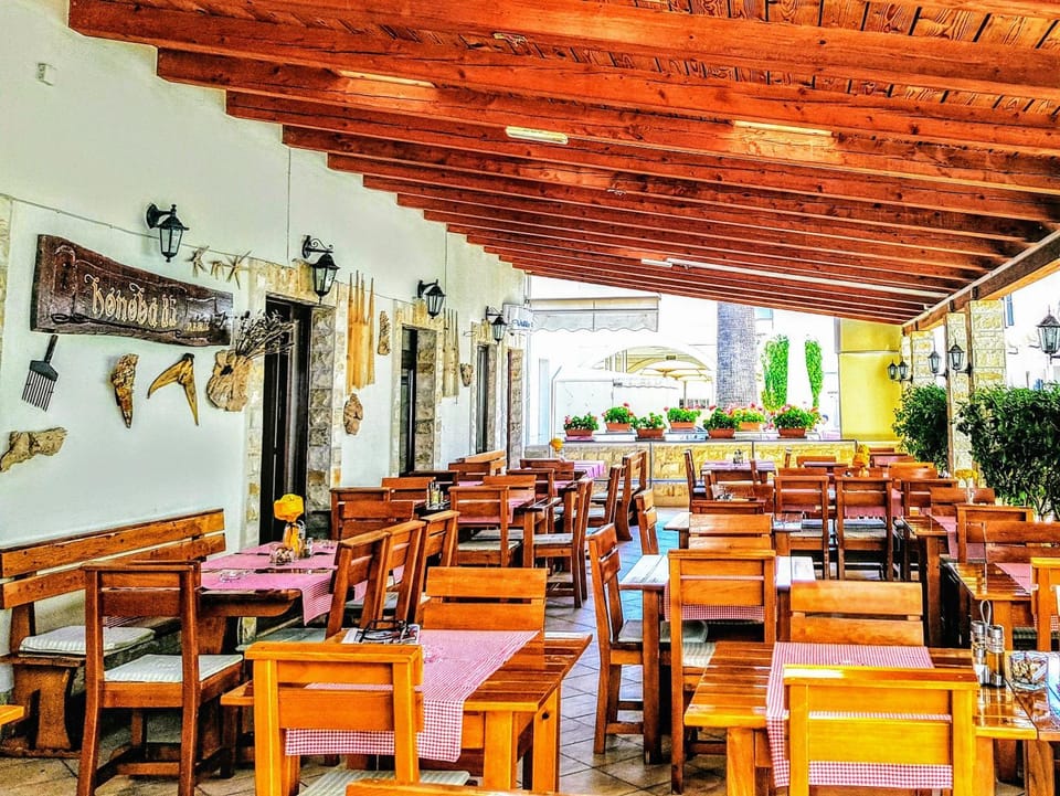 Restaurant/places to eat, Restaurant/places to eat, Day, Seating area