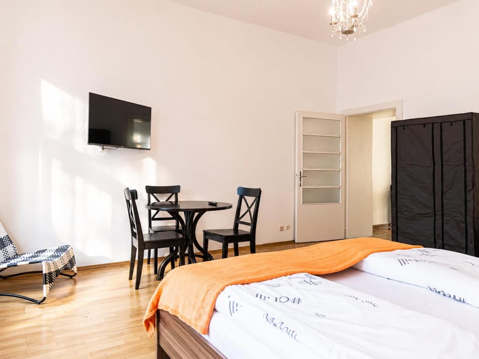 Bed, TV and multimedia, Seating area, Bedroom, wardrobe