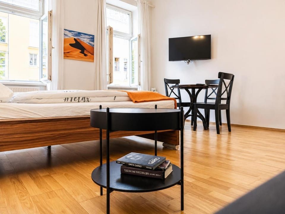 Bed, TV and multimedia, Living room, Seating area, Dining area, Bedroom