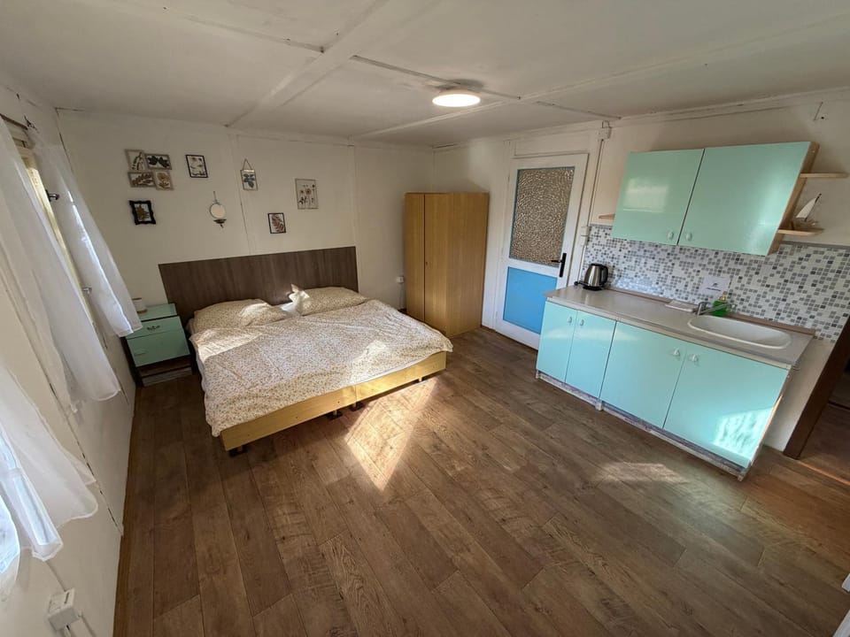 Bed, Kitchen or kitchenette, Bedroom, wardrobe