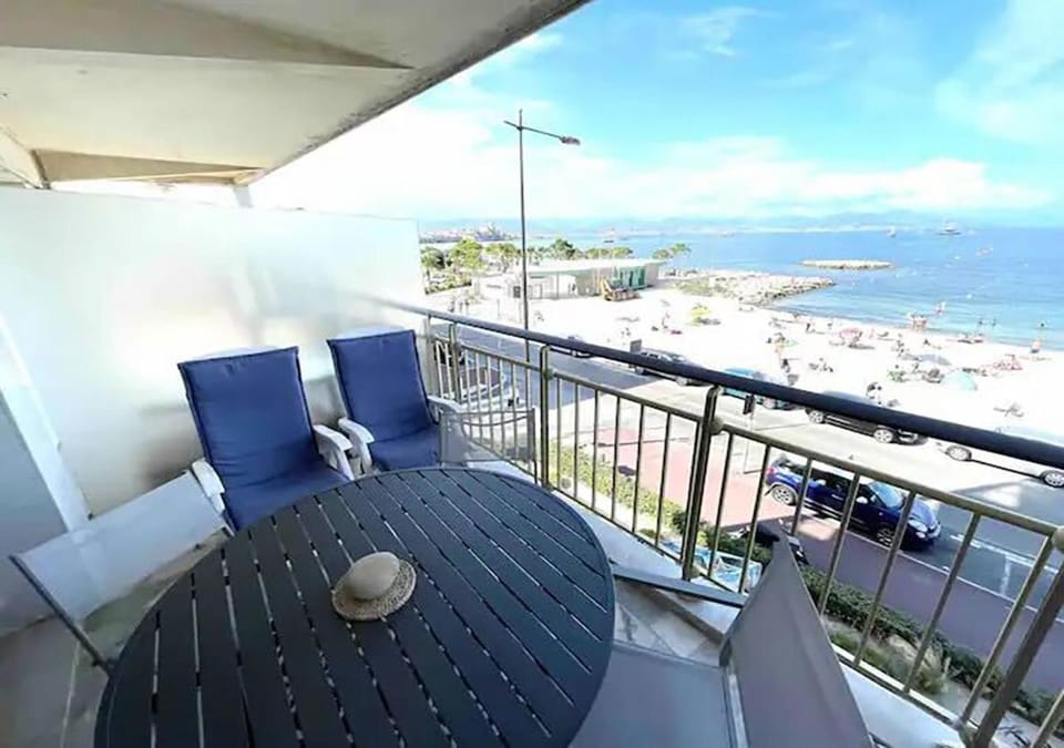 Day, Natural landscape, Balcony/Terrace, Seating area, Dining area, Beach, Sea view