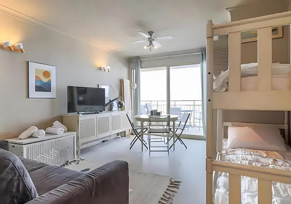 Bed, TV and multimedia, Living room, Photo of the whole room, Seating area, Evening entertainment