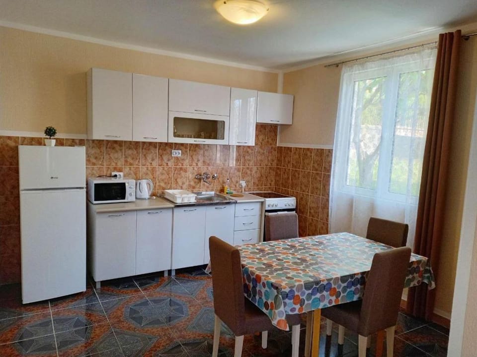 Kitchen or kitchenette, minibar