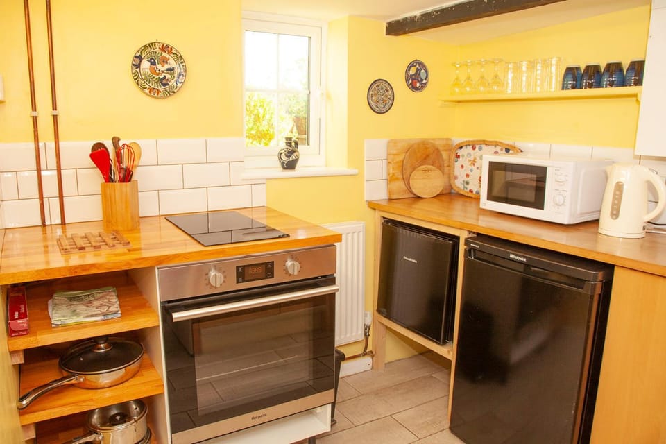 Kitchen or kitchenette, microwave, oven, stove