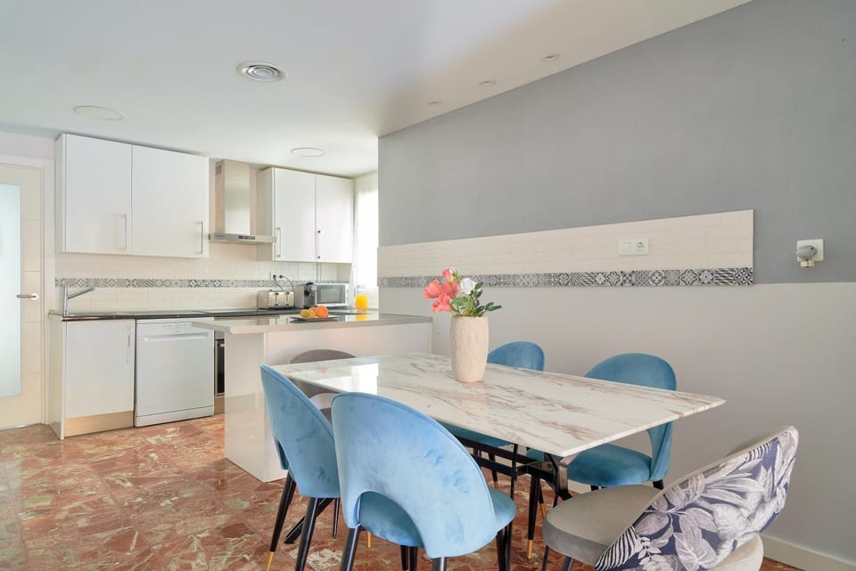 Kitchen or kitchenette, Dining area, minibar, pet friendly, stove