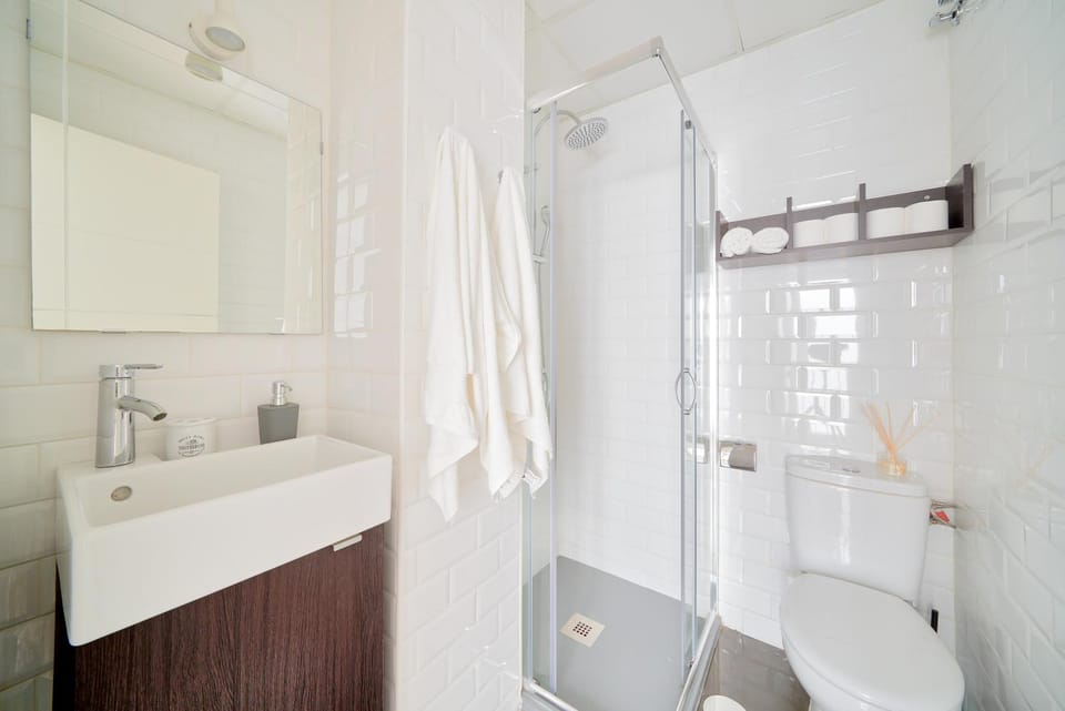 Shower, Toilet, Bathroom, towels