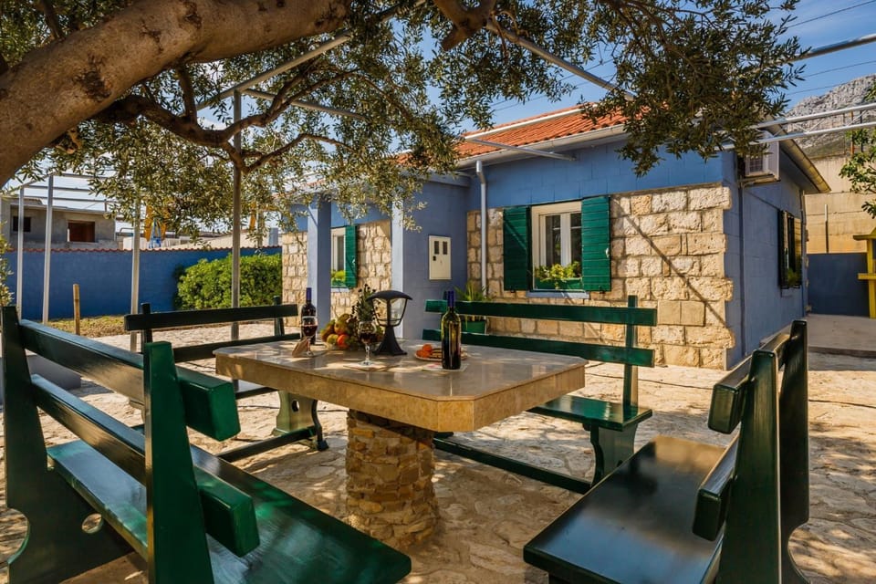 Property building, Patio, Day, Seating area, Dining area
