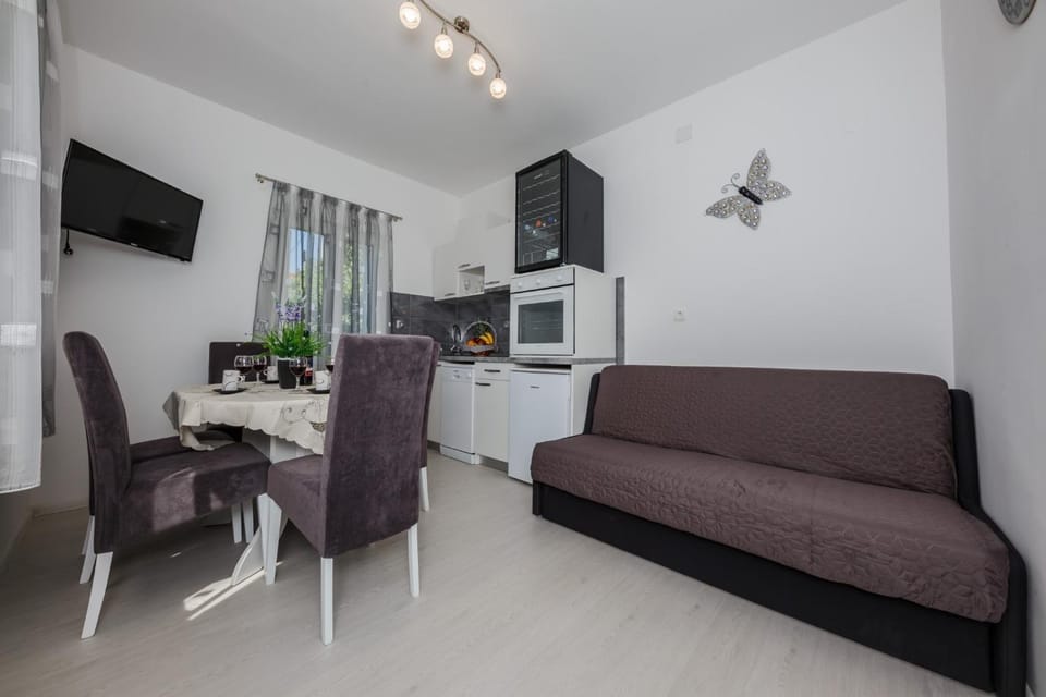 TV and multimedia, Kitchen or kitchenette, Living room, Seating area, Dining area