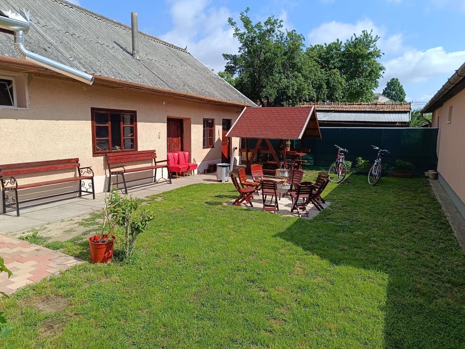 Kiskastély Apartman Apartment in Hungary