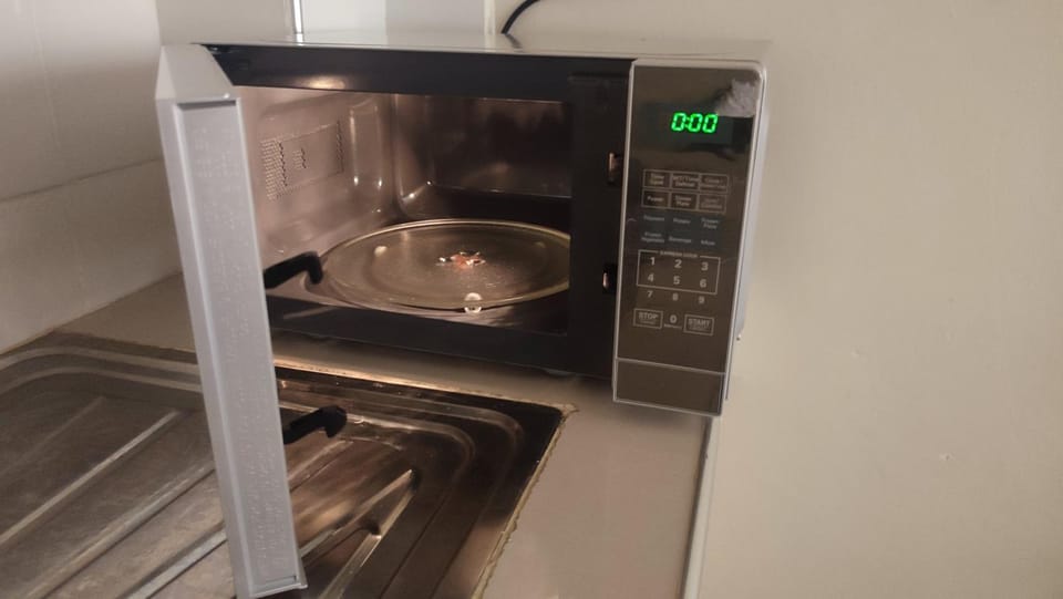 Kitchen or kitchenette, minibar