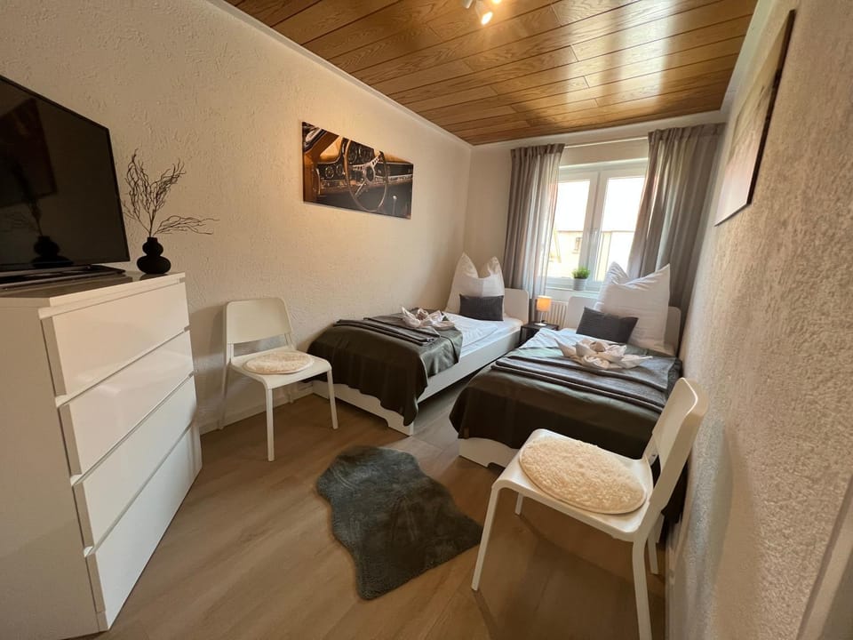Bed, TV and multimedia, Photo of the whole room, Bedroom, towels