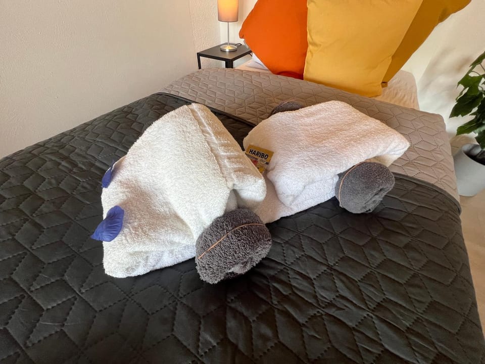 Bed, Bedroom, towels