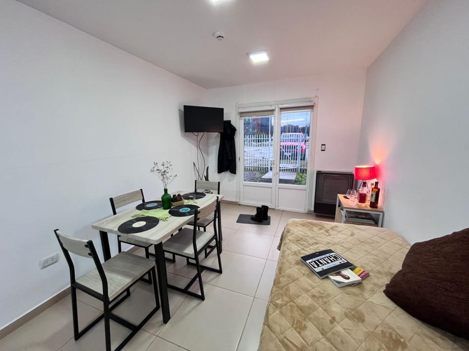 Bed, Night, TV and multimedia, Photo of the whole room, Dining area, Drinks, heating, internet, pet friendly