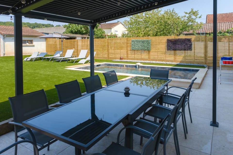 Patio, Garden, Dining area, Pool view, Swimming pool