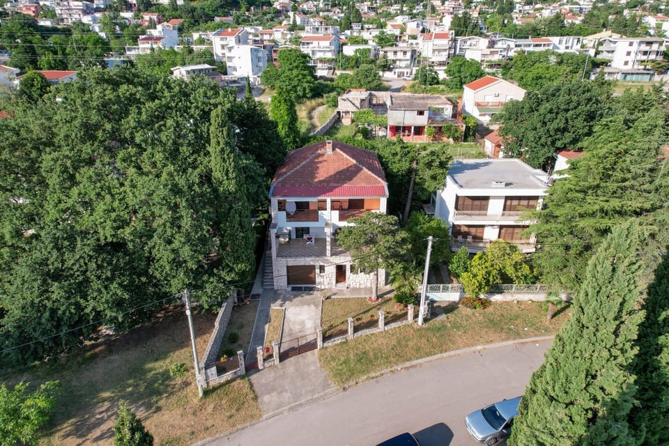 Property building, Neighbourhood