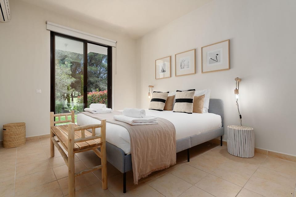 Bed, Bedroom, air conditioner