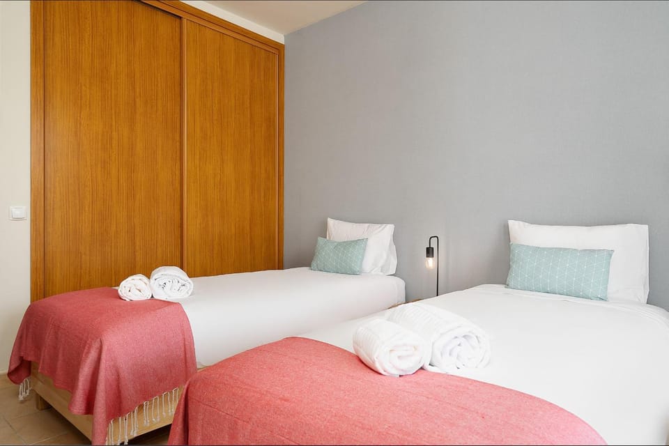 Bed, Bedroom, towels, wardrobe