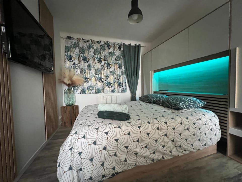 Bed, TV and multimedia, Photo of the whole room