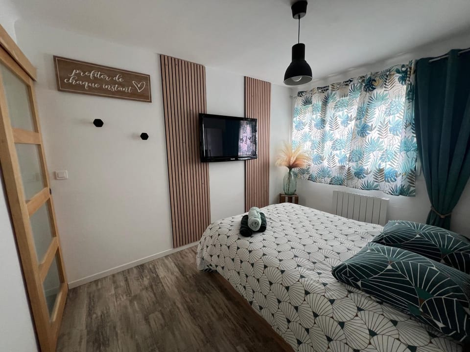 Bed, TV and multimedia, Photo of the whole room