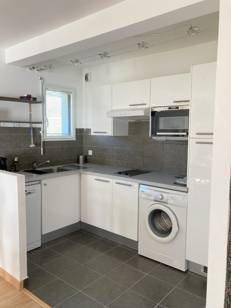Kitchen or kitchenette, dishwasher, oven, pet friendly, stove, washing machine