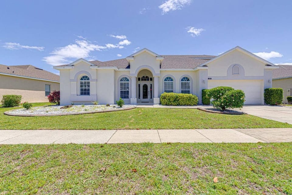 596 Modern 5 bed home overlooking beautiful golf course and conservation with Games room House in Four Corners