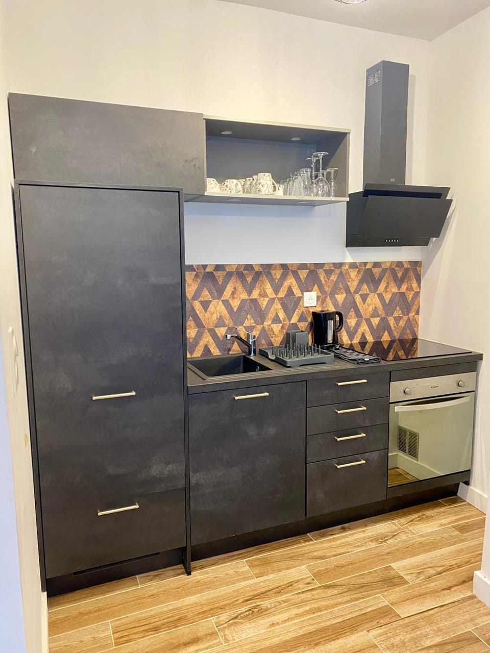 Kitchen or kitchenette, oven, stove