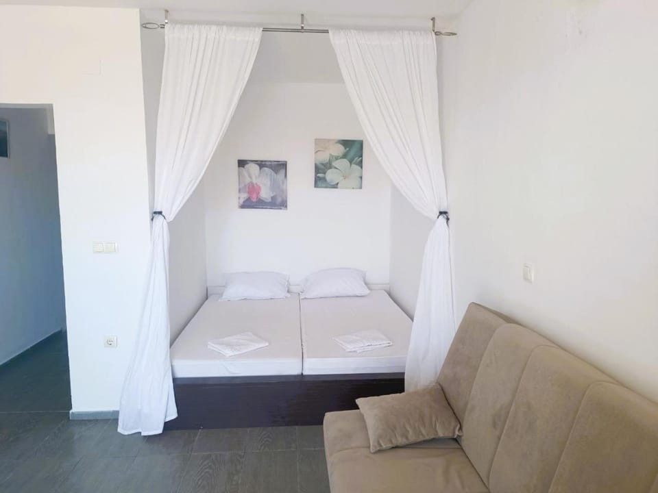 Bed, Living room, Photo of the whole room, Seating area, Bedroom