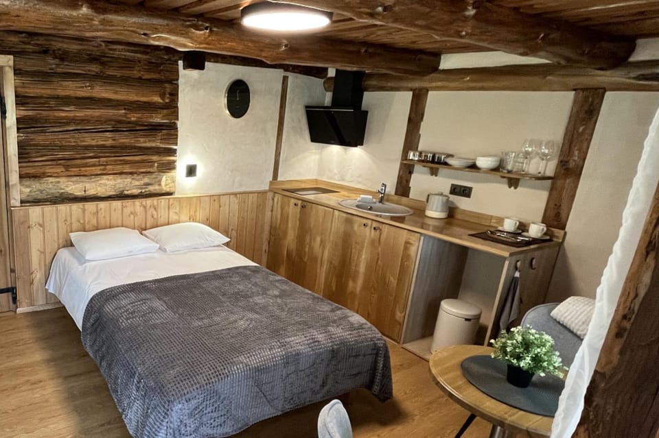 Bed, Kitchen or kitchenette, Bedroom