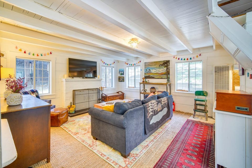 Crestline Vacation Rental, Close to Hiking Trails! House in Crestline