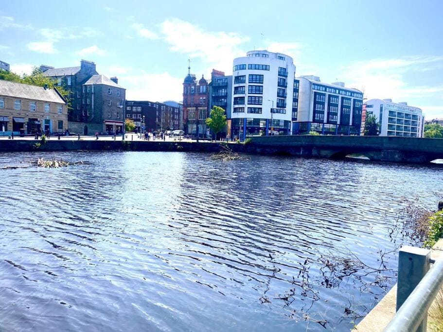 Bright Modern Apartment Apartment in Edinburgh