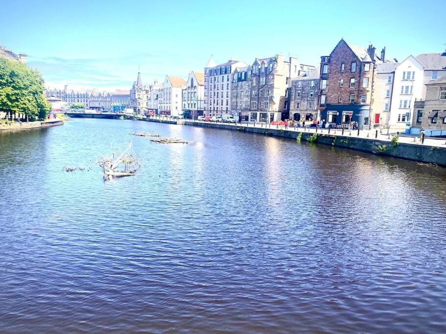 Bright Modern Apartment Apartment in Edinburgh