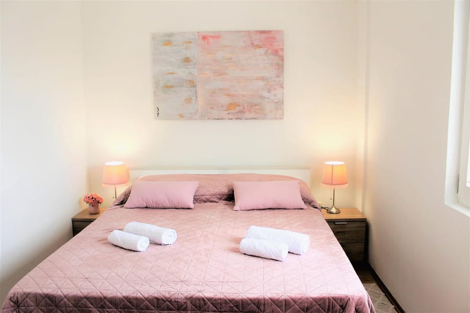 Bed, Bedroom, towels
