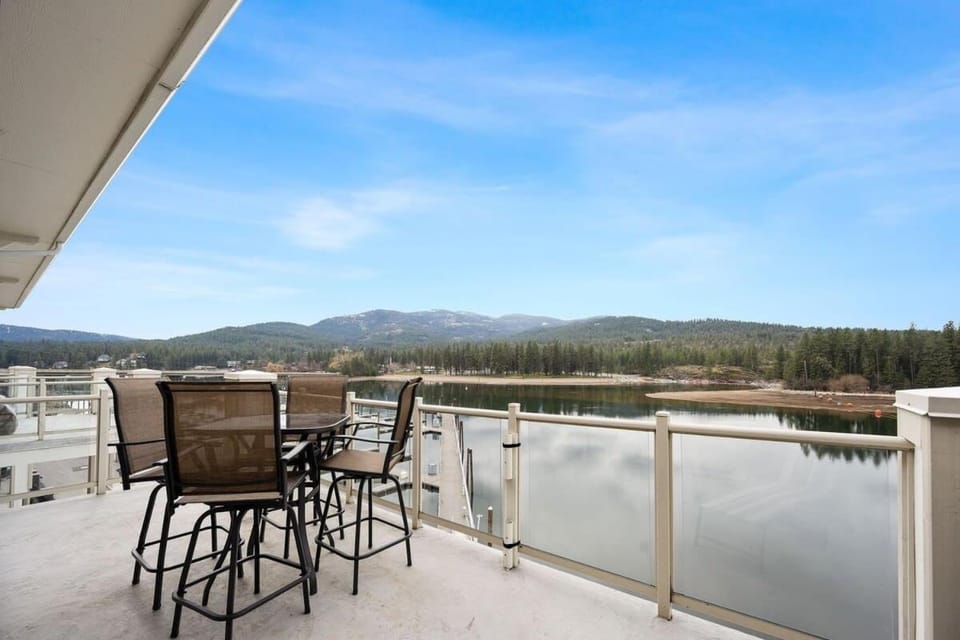 Day, Natural landscape, Balcony/Terrace, Seating area, Lake view, Mountain view