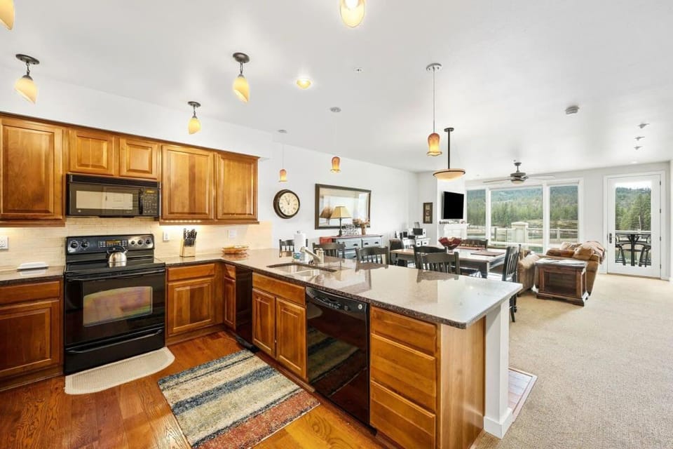 Day, TV and multimedia, Kitchen or kitchenette, Living room, Dining area, Mountain view, furniture, microwave, oven, kitchen