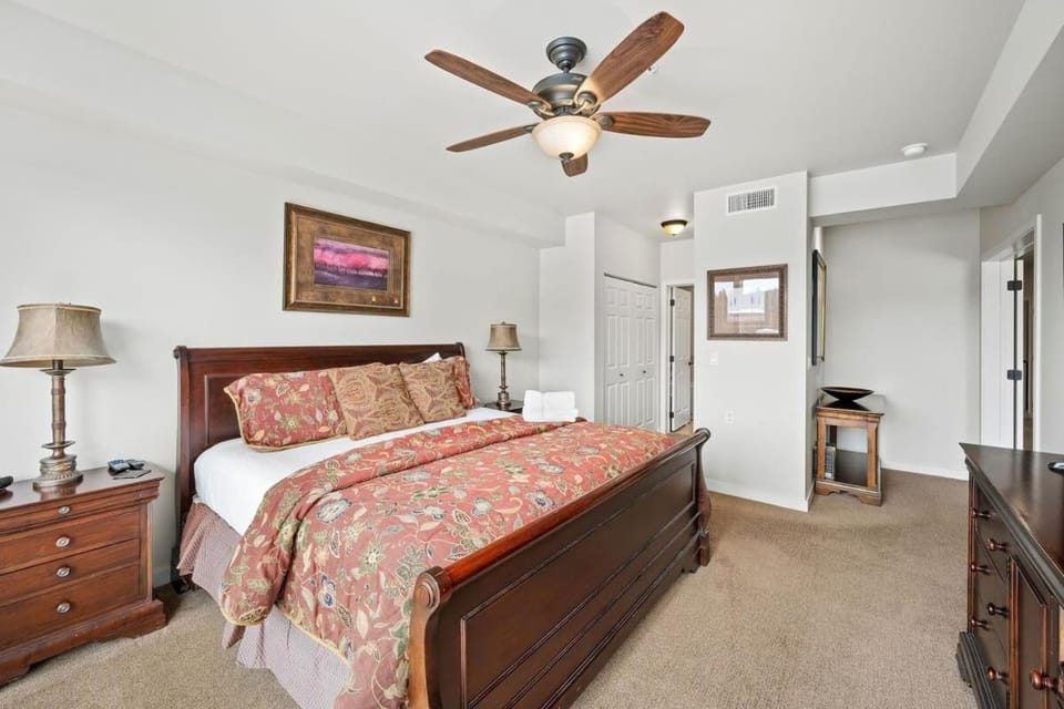 Bed, TV and multimedia, Bedroom, furniture, air conditioner