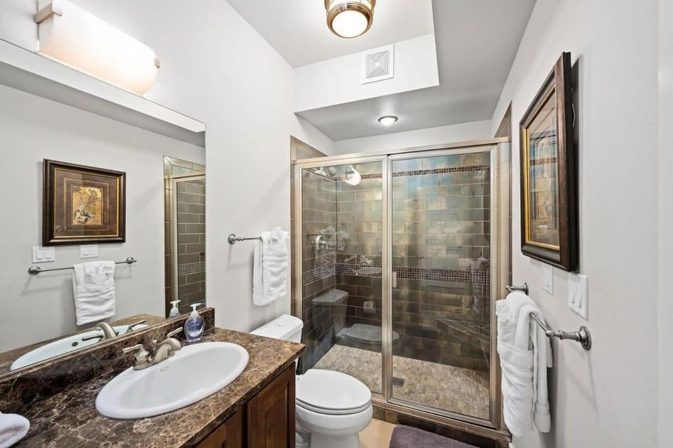 Shower, Toilet, Bathroom, towels