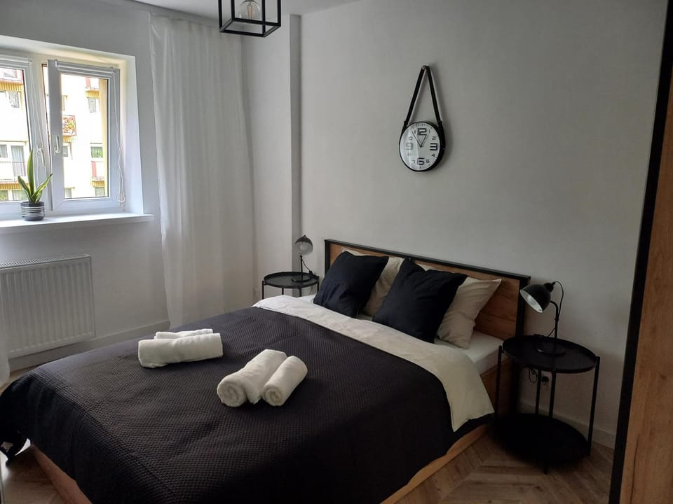 Bed, Photo of the whole room, Decorative detail, Bedroom, internet, towels, wardrobe