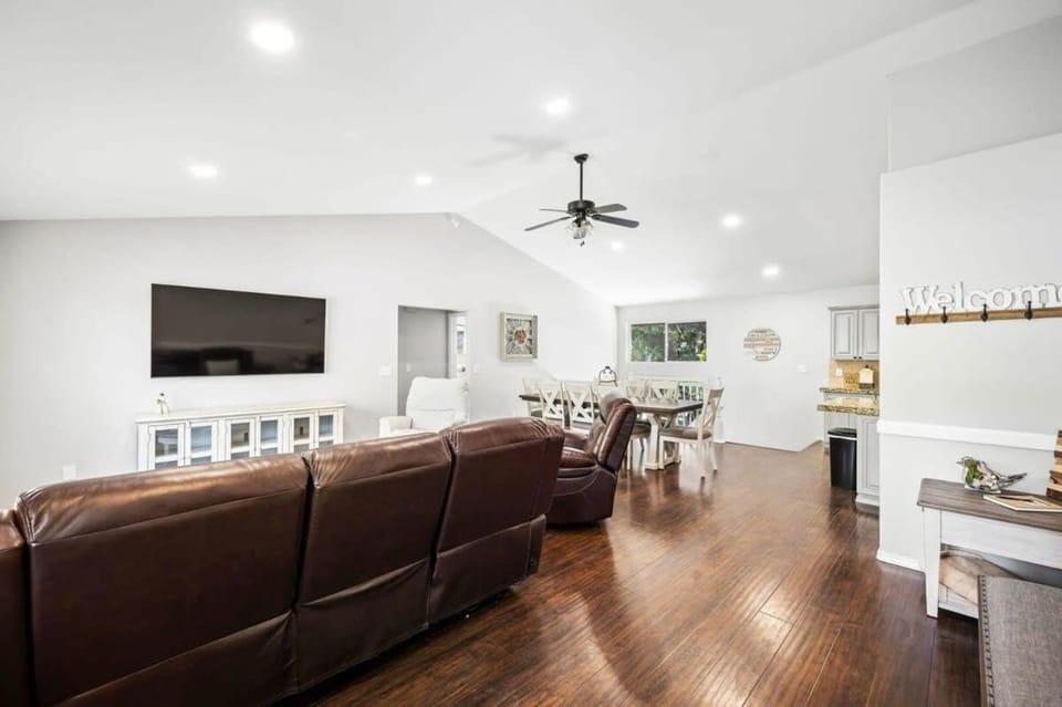 TV and multimedia, Living room, Seating area, Dining area, furniture