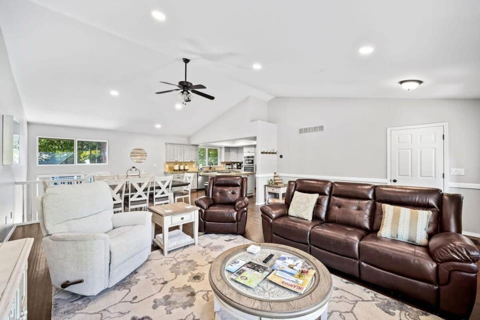Kitchen or kitchenette, Living room, Seating area, Dining area, furniture