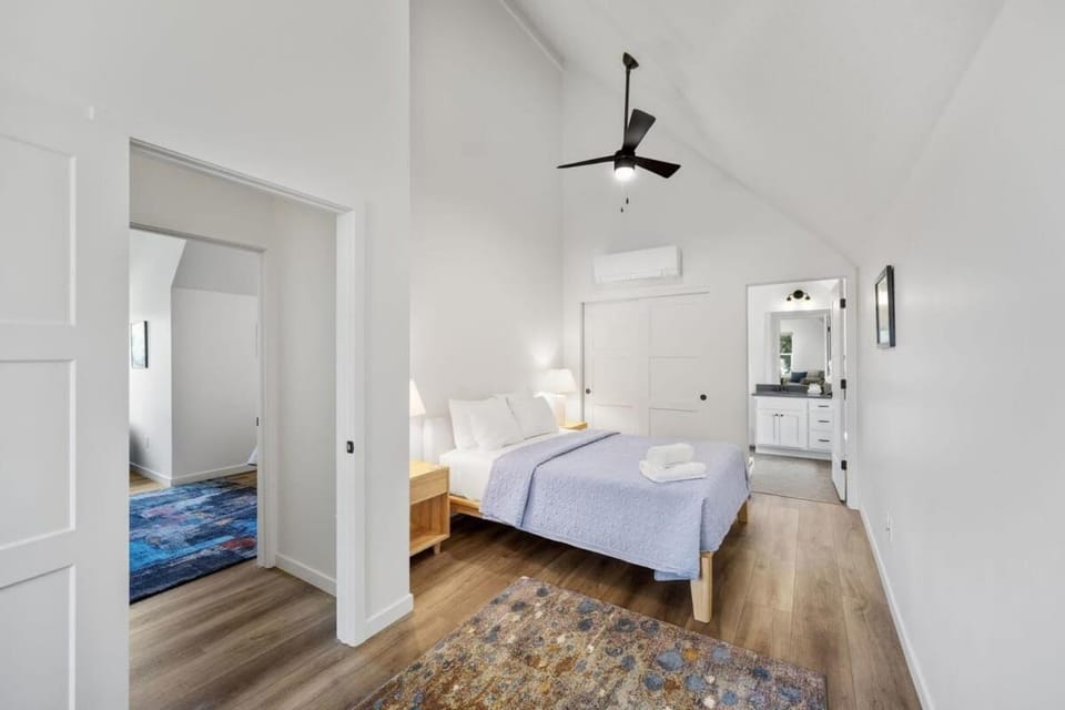Bed, Bedroom, furniture, towels