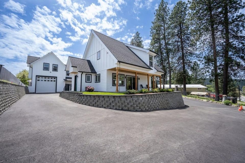 Property building, Facade/entrance, Day, Natural landscape, Parking