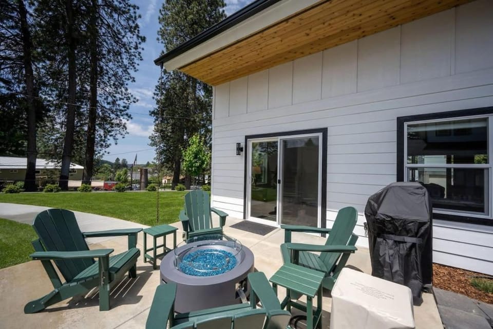 Property building, Patio, Day, Natural landscape, BBQ facilities, fireplace