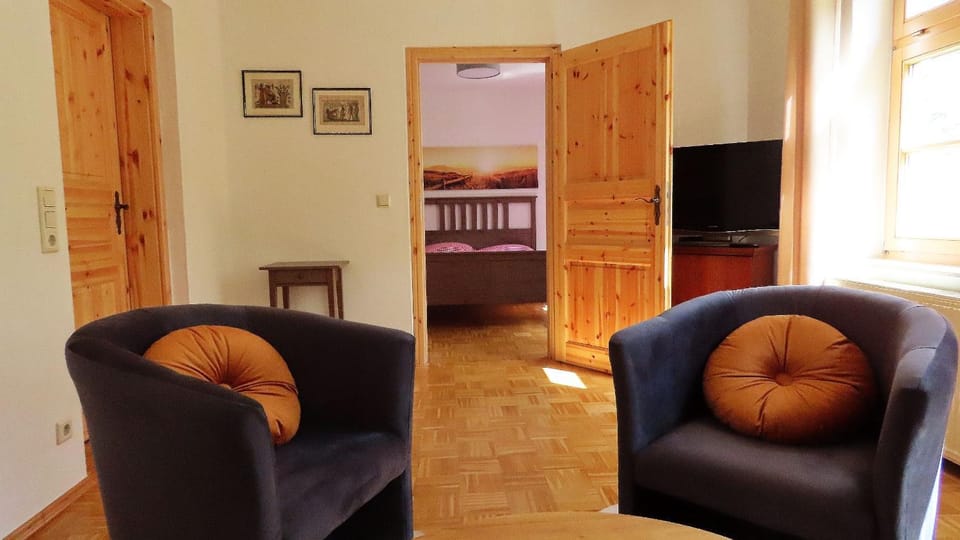 TV and multimedia, Living room, Seating area, Bedroom